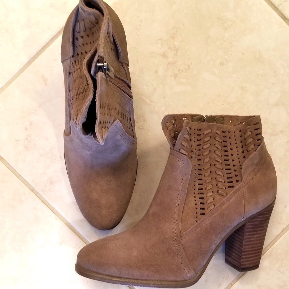 Vince Camuto size 6 stacked heel booties